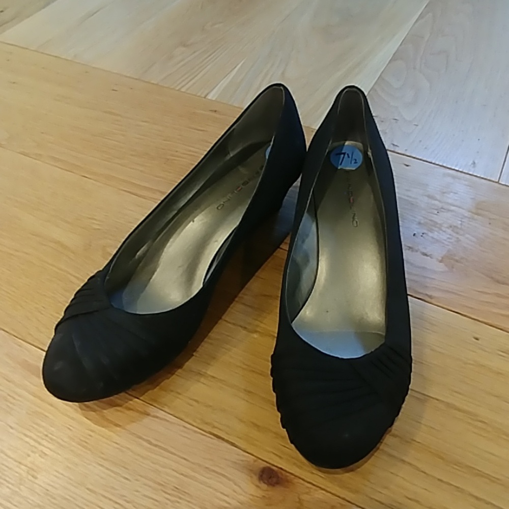 Black pumps